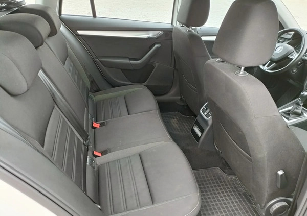 Skoda Octavia cena 37600 przebieg: 242000, rok produkcji 2017 z Gdańsk małe 277